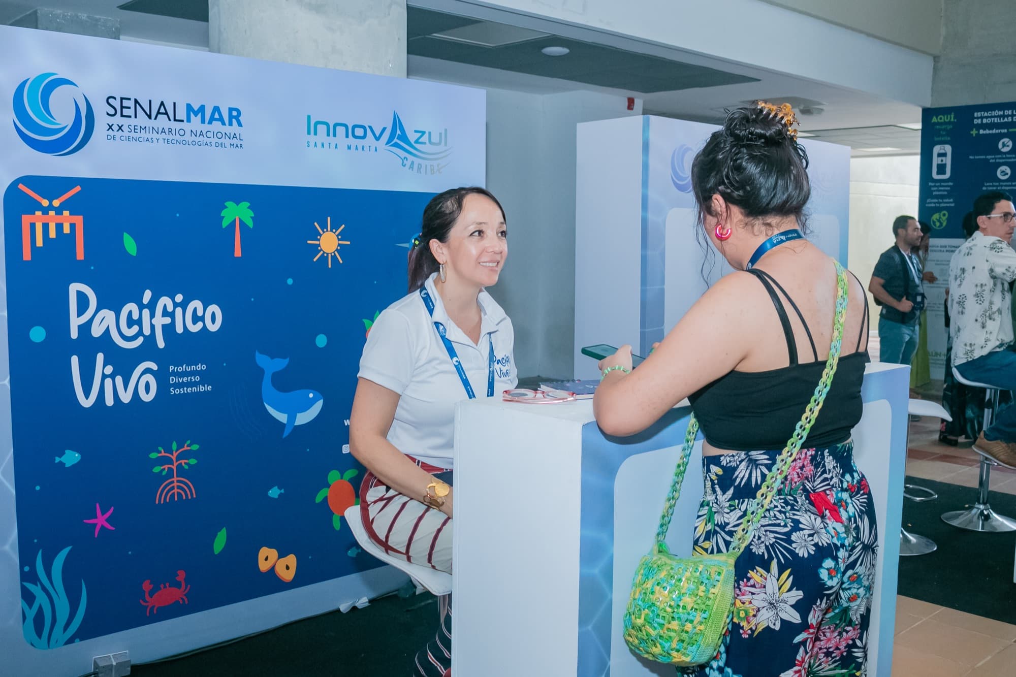Stand de Pacífico Vivo y SENALMAR en la zona de exposición de InnovAzul Caribe 2024.